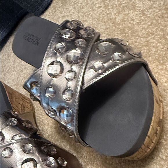 Kenneth Cole Reaction Metallic Embellished Sandals. So 9M - Picture 3 of 11